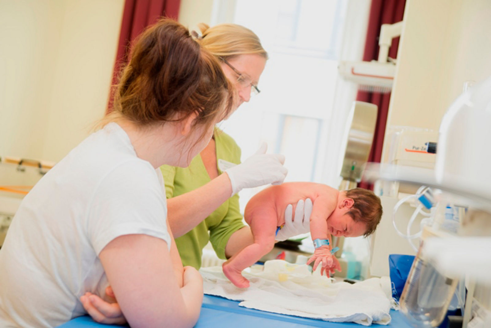 Neueborenes Baby wird auf der Wochenbettstation untersucht untersucht