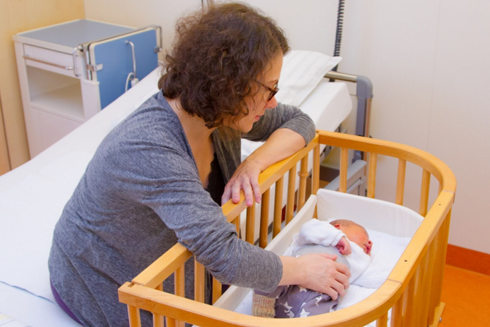Mutter mit Neugeborenem auf der Wochenbettstation