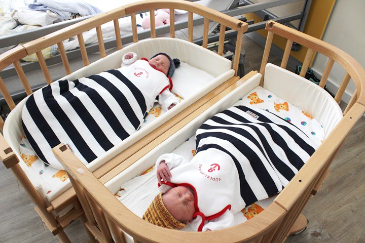 Neugeborene im Schlafsack