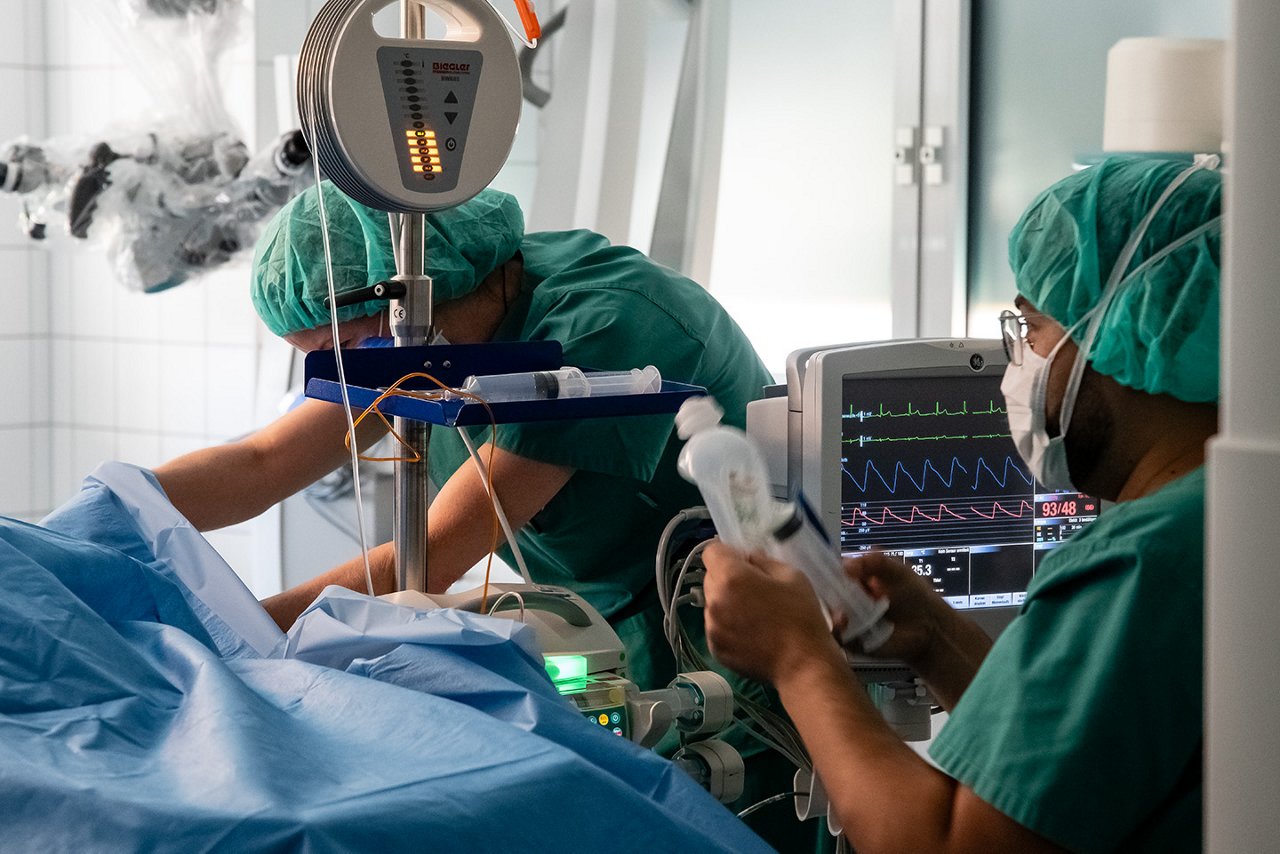 Zwei Anästhesisten beobachten im OP die Werte des Patienten