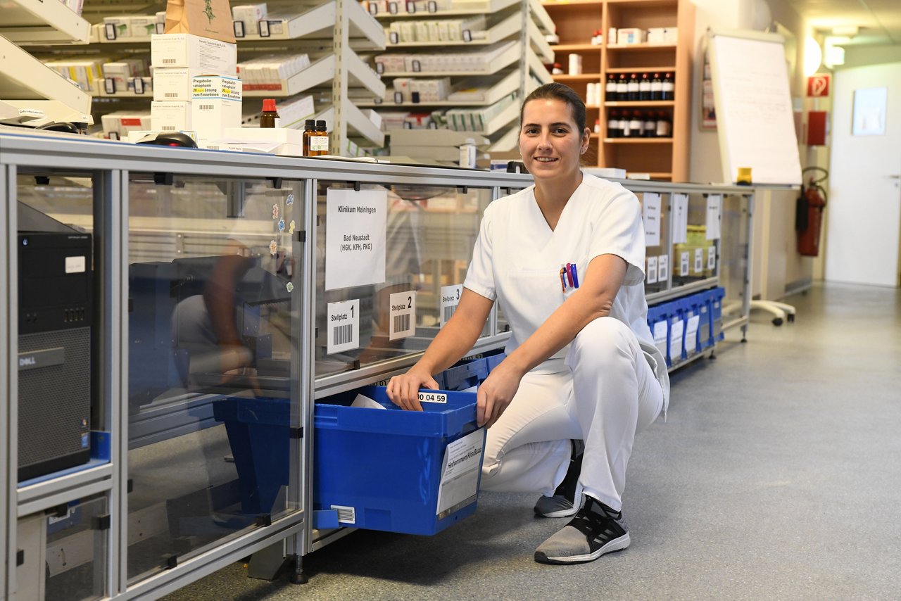 Frau hält Box mit Inhalt der Apotheke