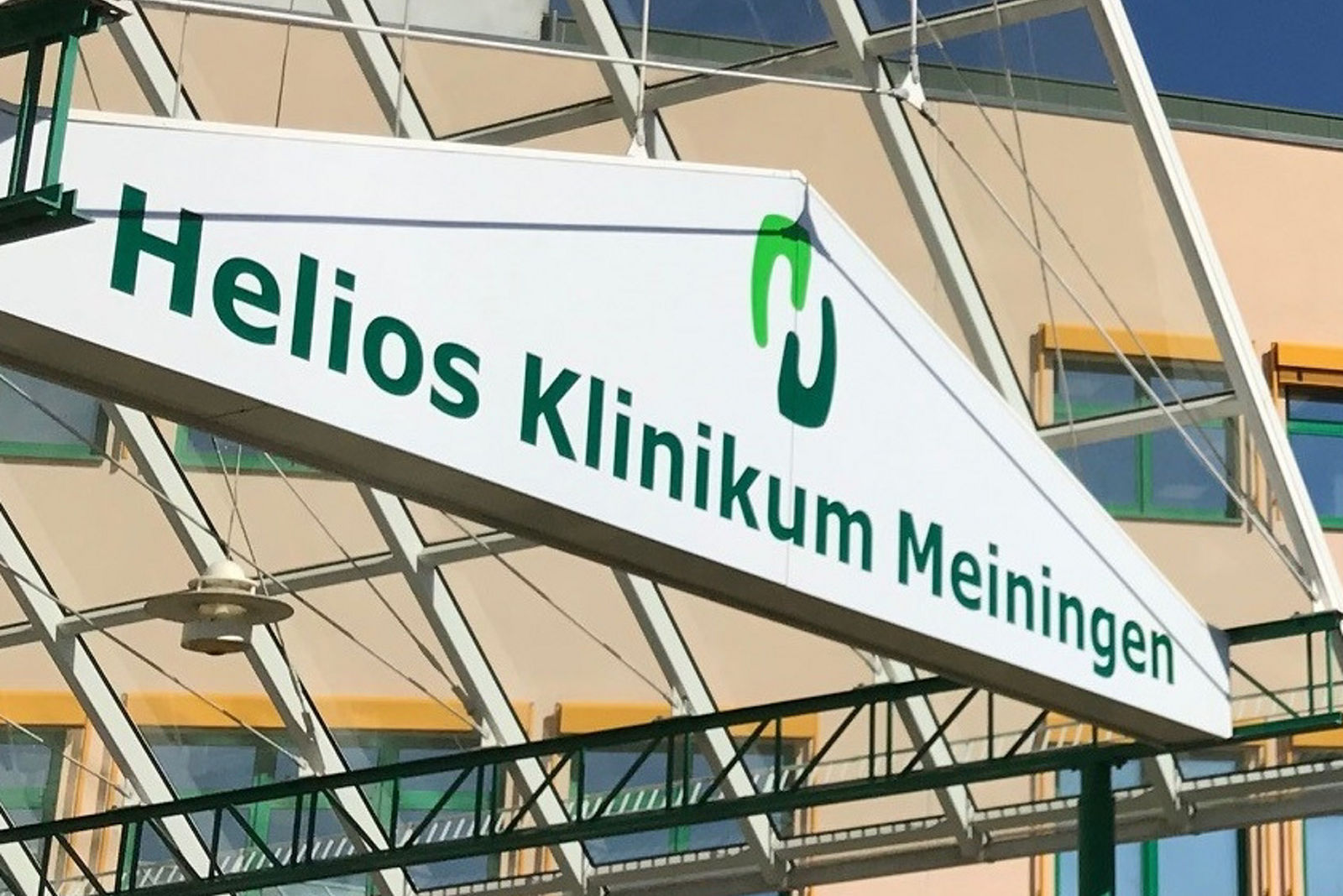 Gebäude mit Aufschrift des Helios Klinikum Meiningen