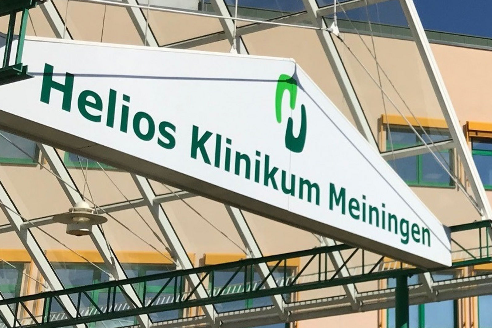 Gebäude mit Aufschrift des Helios Klinikum Meiningen