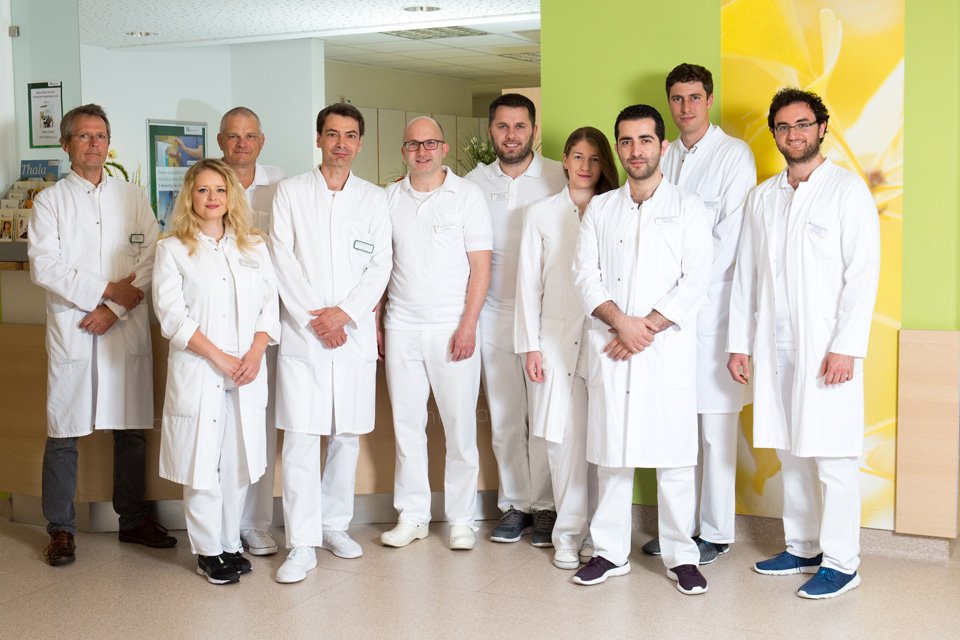 Das Team der Neurologie steht auf Station zusammen