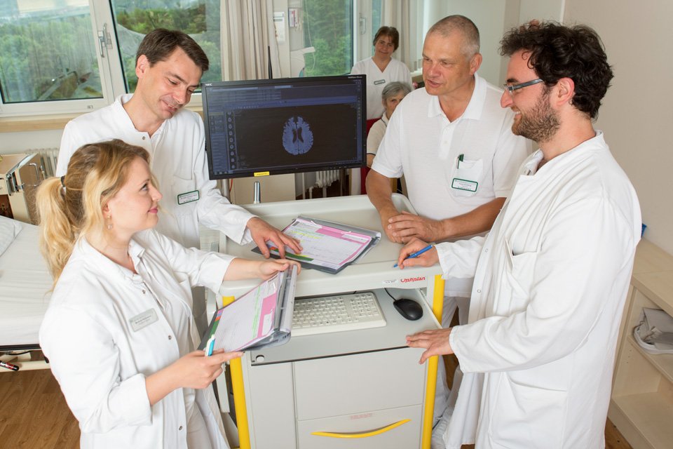 Ärzteteam steht zusammen und bespricht sich