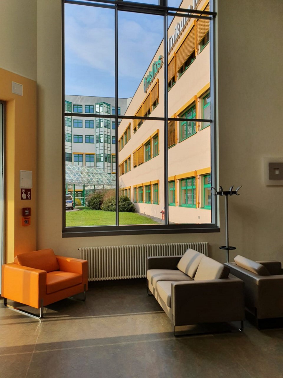 Ausblick aus dem Eingang der Notaufnahme mit Sicht auf das Helios Klinikum