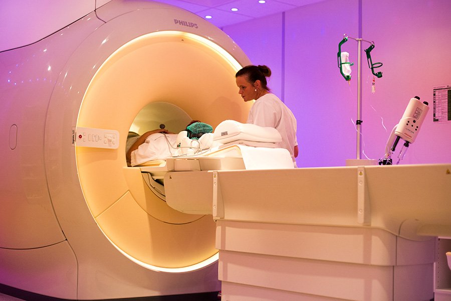 Patient liegt in MRT-Röhre und wird von Schwester betreut