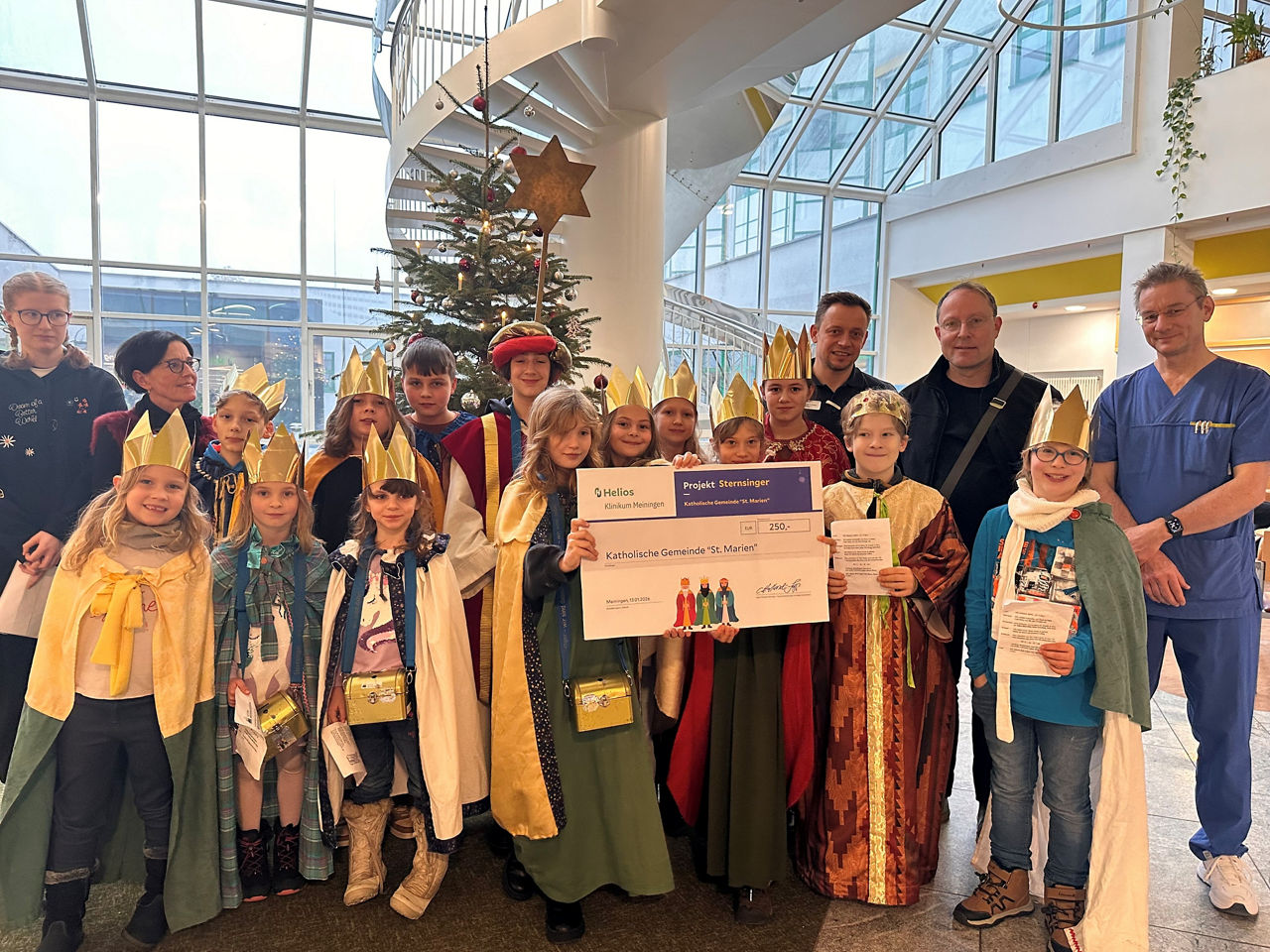 Königlicher Besuch - Sternsinger bringen Zuversicht ins Helios Klinikum Meiningen