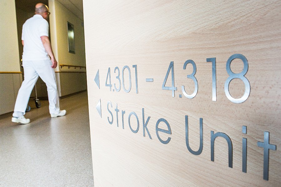 Pfleger läuft auf Flur in Richtung Station 4.3 und Stroke Unit