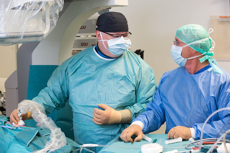 Zwei Ärzte tauschen sich während einer OP aus