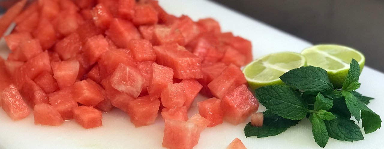 gewürfelte Wassermelone und halbierte Limette