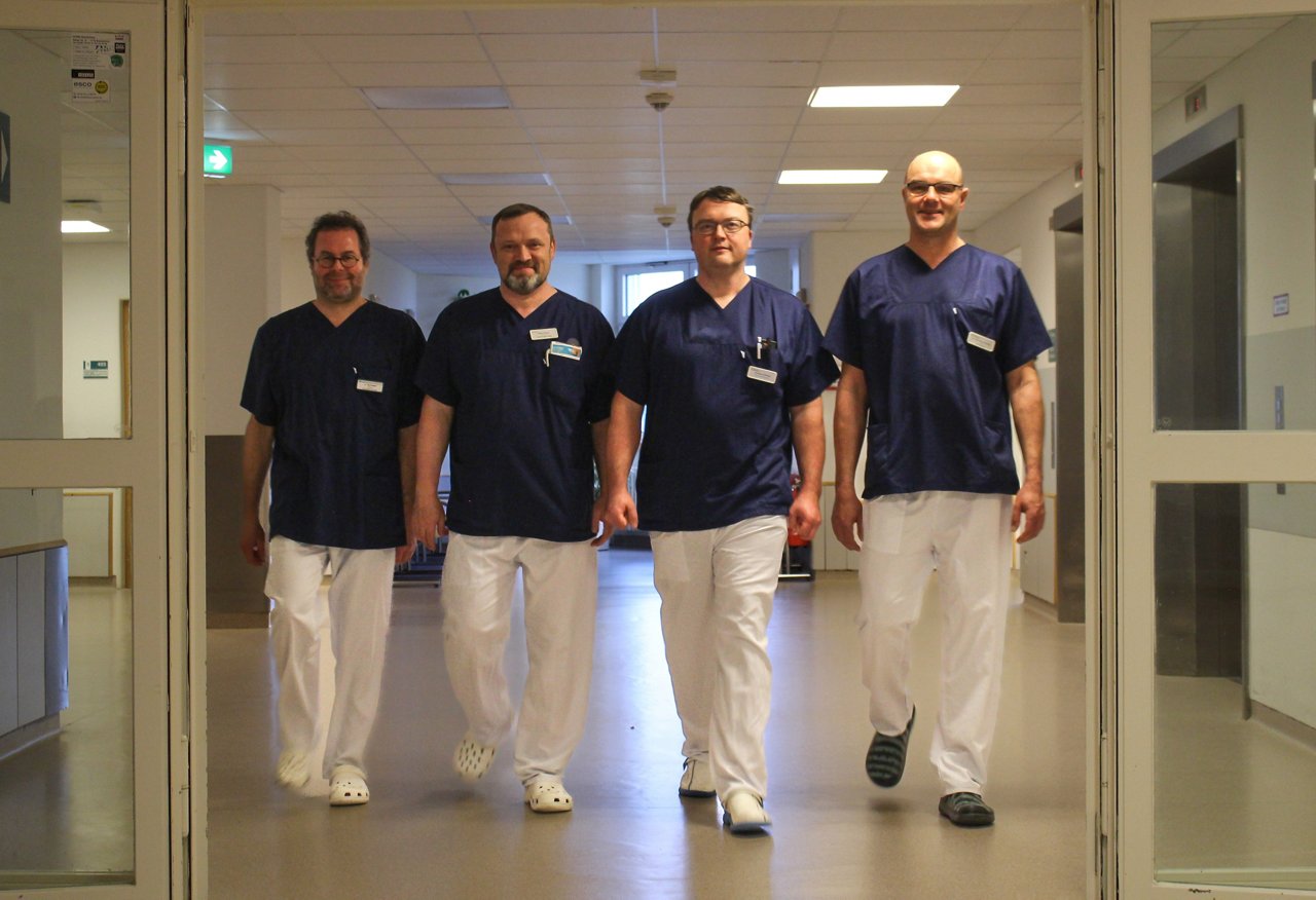 Die Ärzte laufen auf dem Flur entlang.