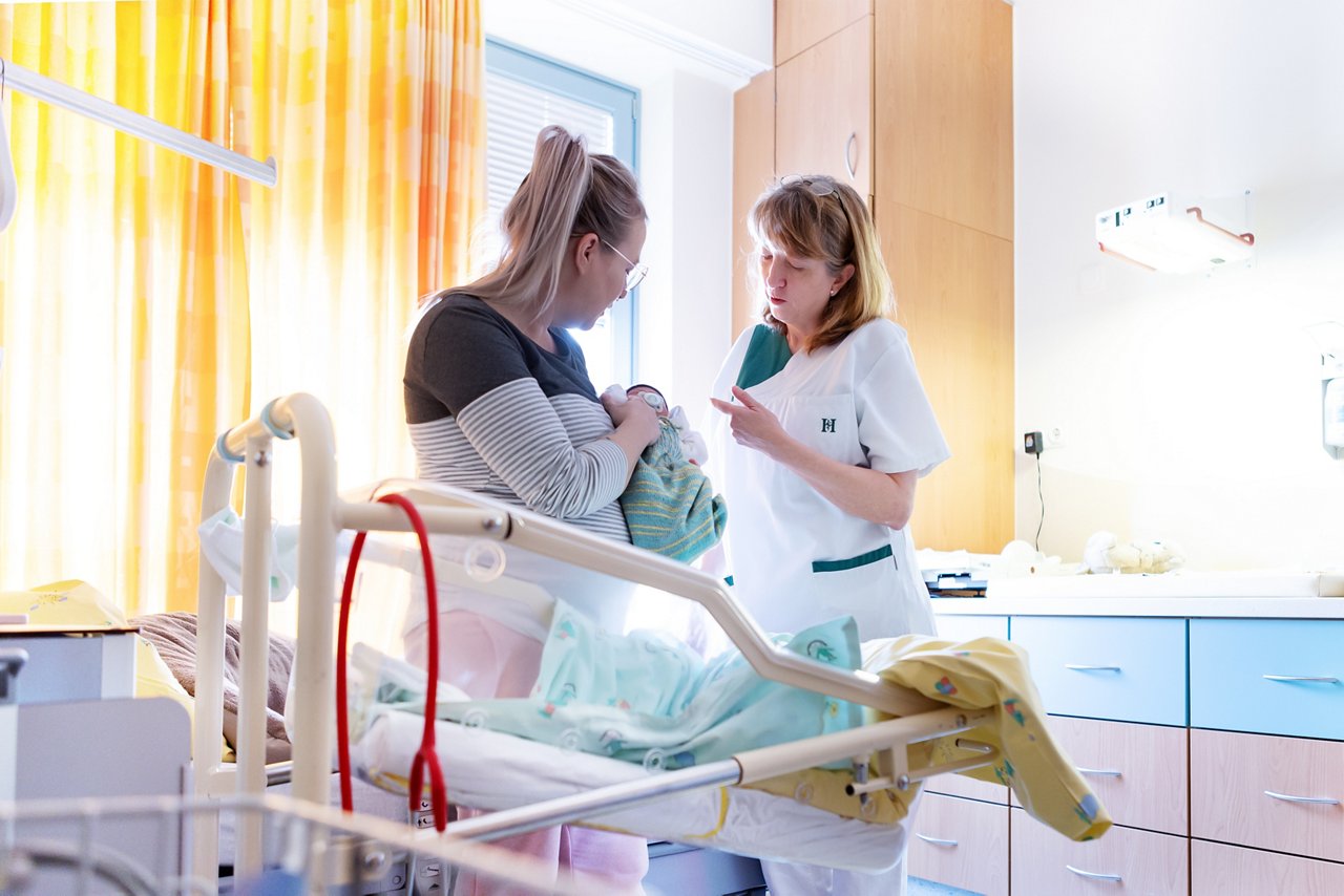 Pflegefachkraft im Gespräch 