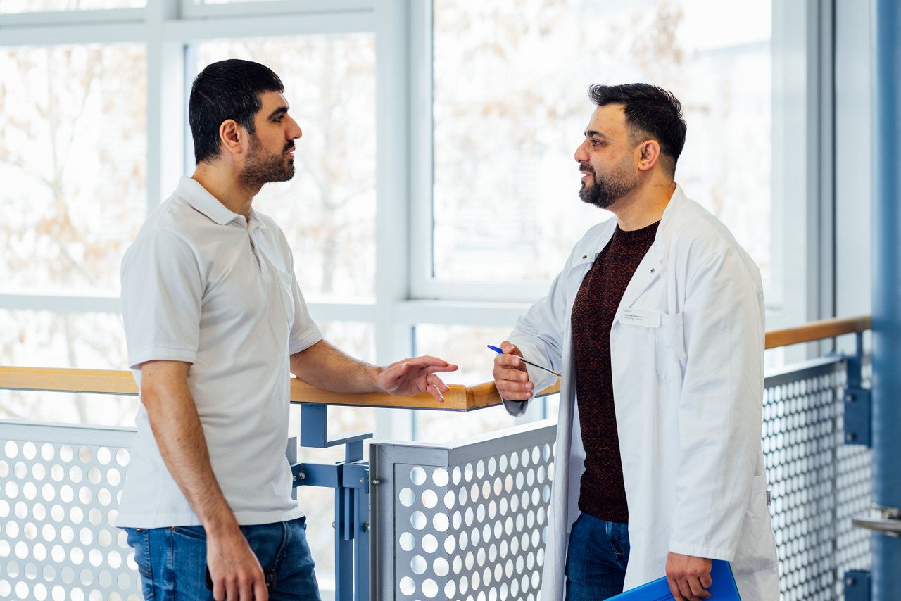 Dr. med. Romanowski im Patientengespräch