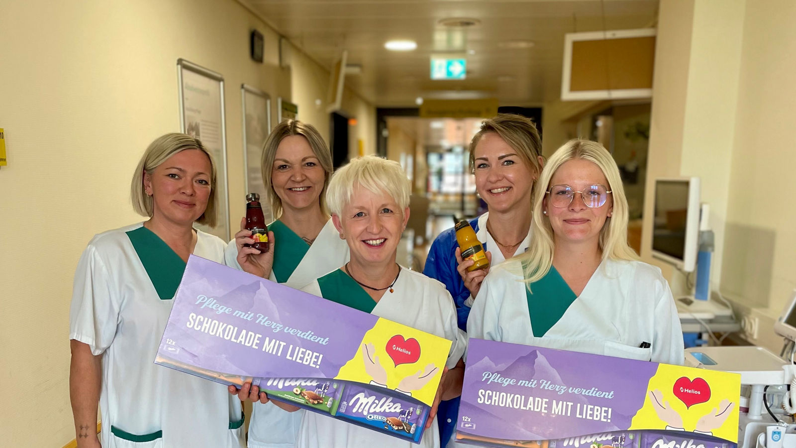 Das Pflegepersonal der Geriatrie am Klinikstandort Sangerhausen empfängt glücklich Ihre Geschenke zum Tag der Pflege