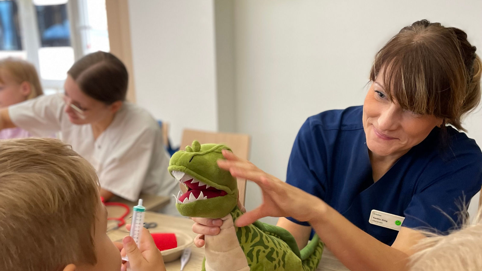 Oberärztin Kerstin Ehlig bei der medizinischen Versorgung der eigens mitgebrachten Lieblingskuscheltiere der Kindergartenkinder