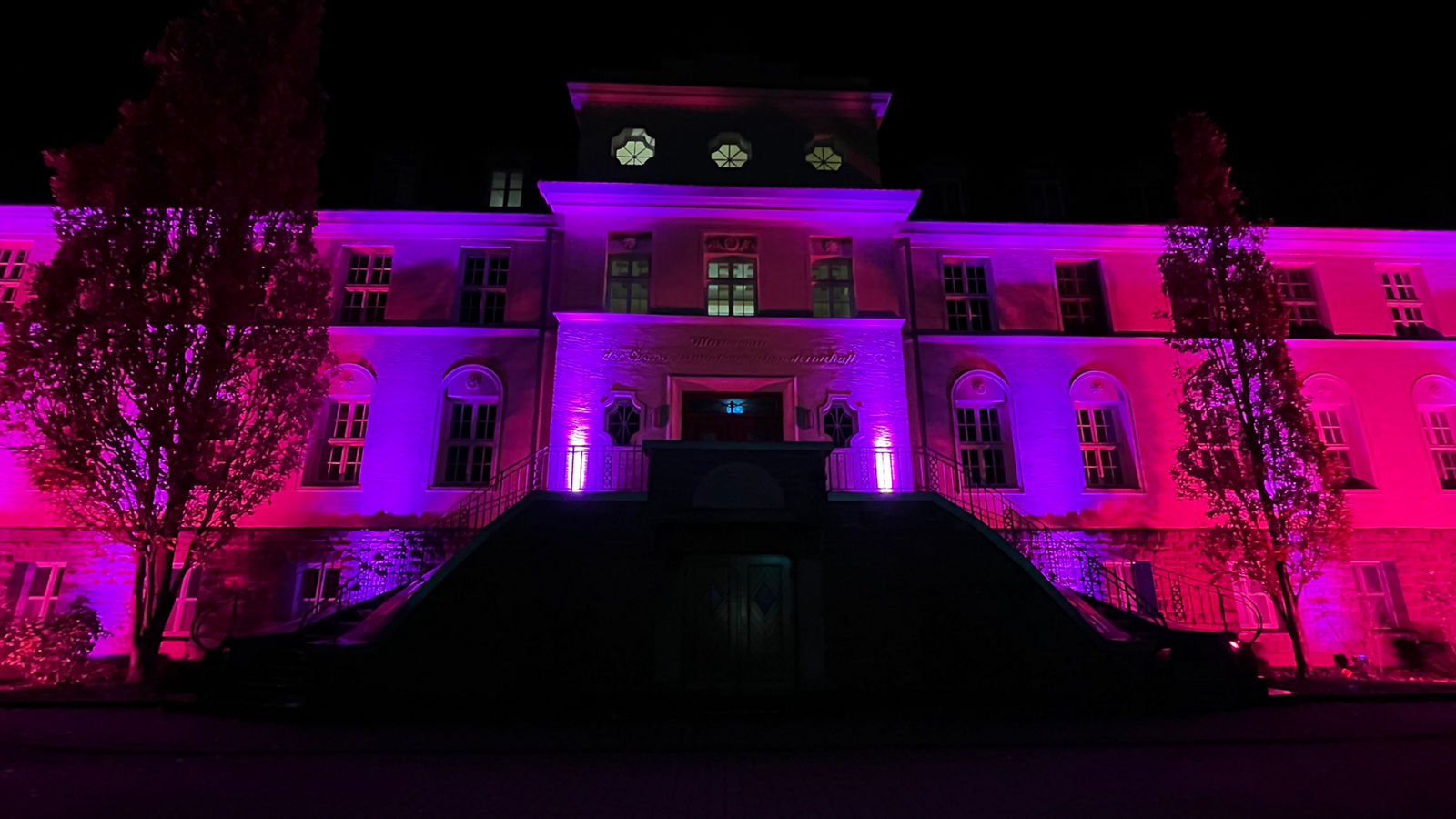 beleuchtetes Klinikgebäude – ein Zeichen für alle Frühgeborenen