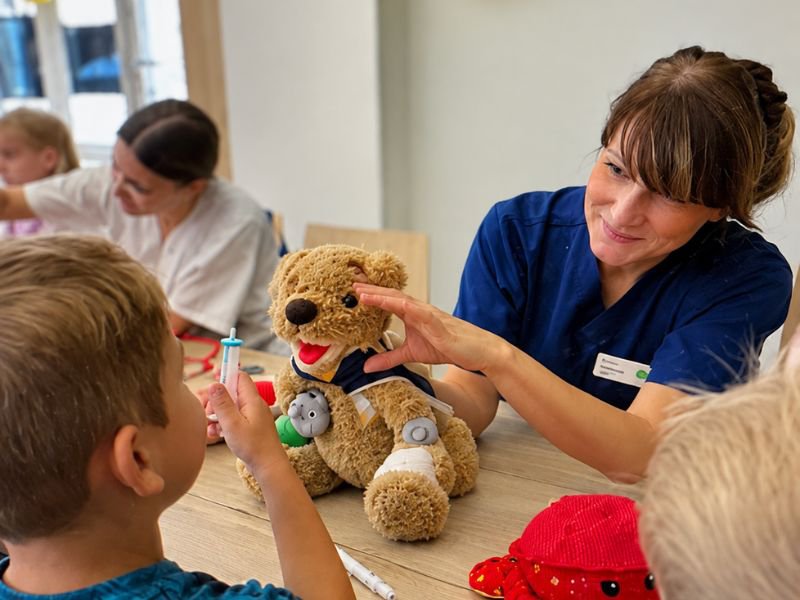 Oberärztin Kerstin Ehlig bei der Teddyklinik