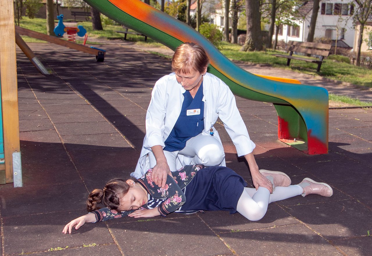 Dr. Helga Krull zeigt die richtigen Handgriffe der Ersten Hilfe