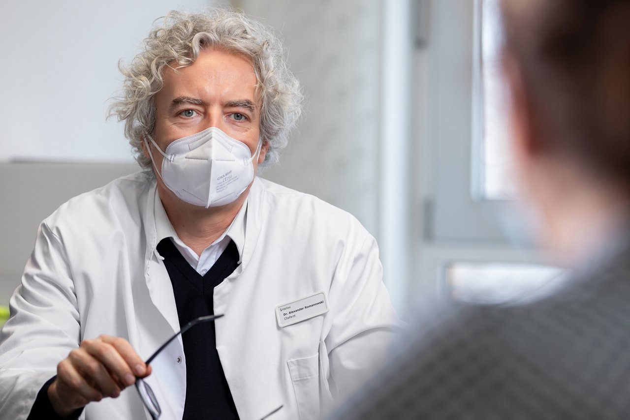 Dr. med. Romanowski im Patientengespräch