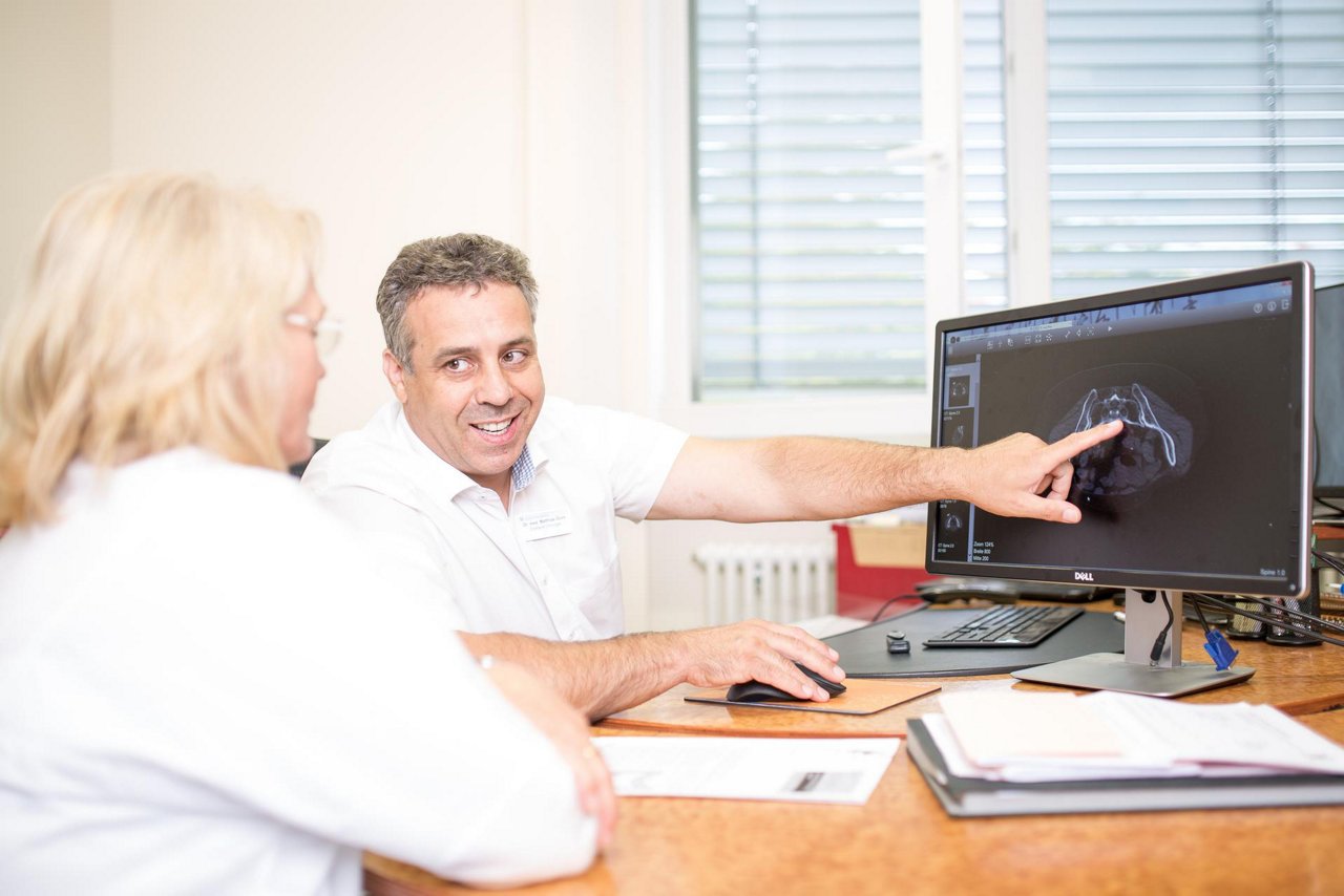 Arzt im Gespräch mit Patientin