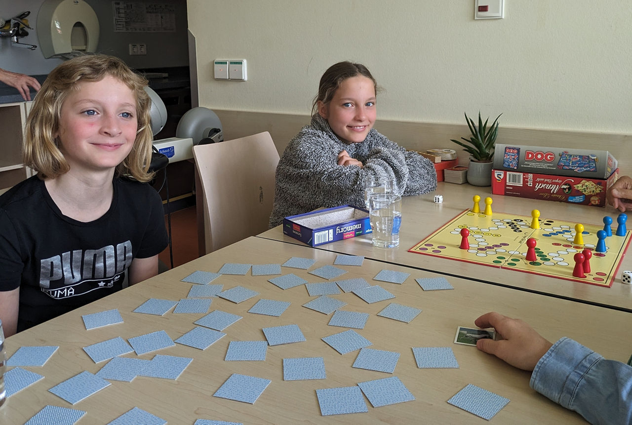 Ein Nachmittag der Generationen: Viertklässlerinnen besuchen die Geriatrie-Station der Helios Klinik Müllheim