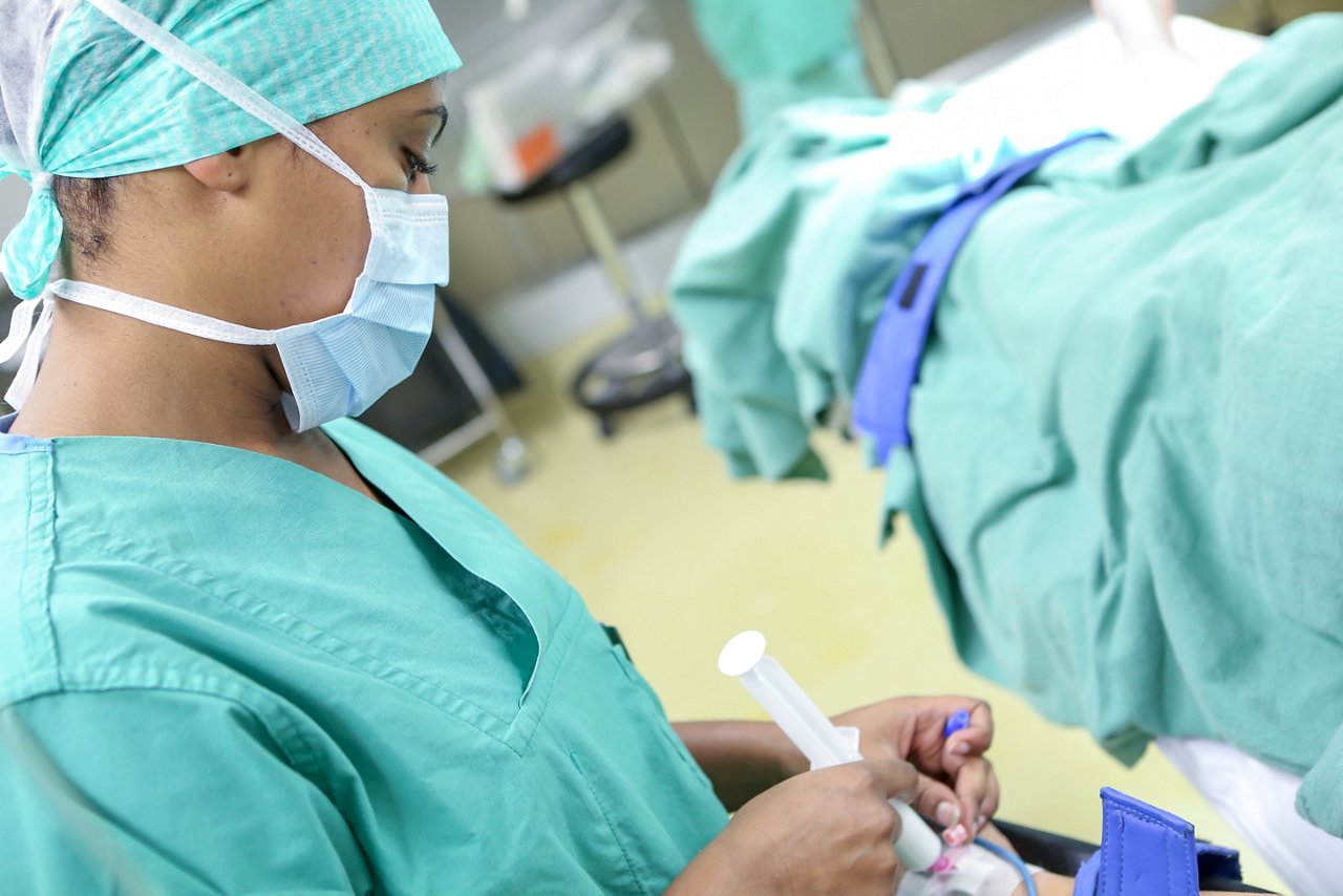 Anästhesistin gibt Patient Narkose im OP