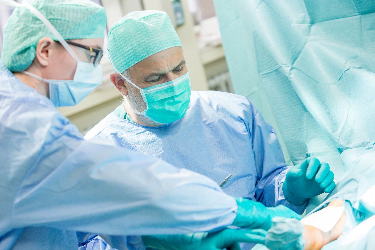 Ärzteteam operiert Patienten in Operationssaal