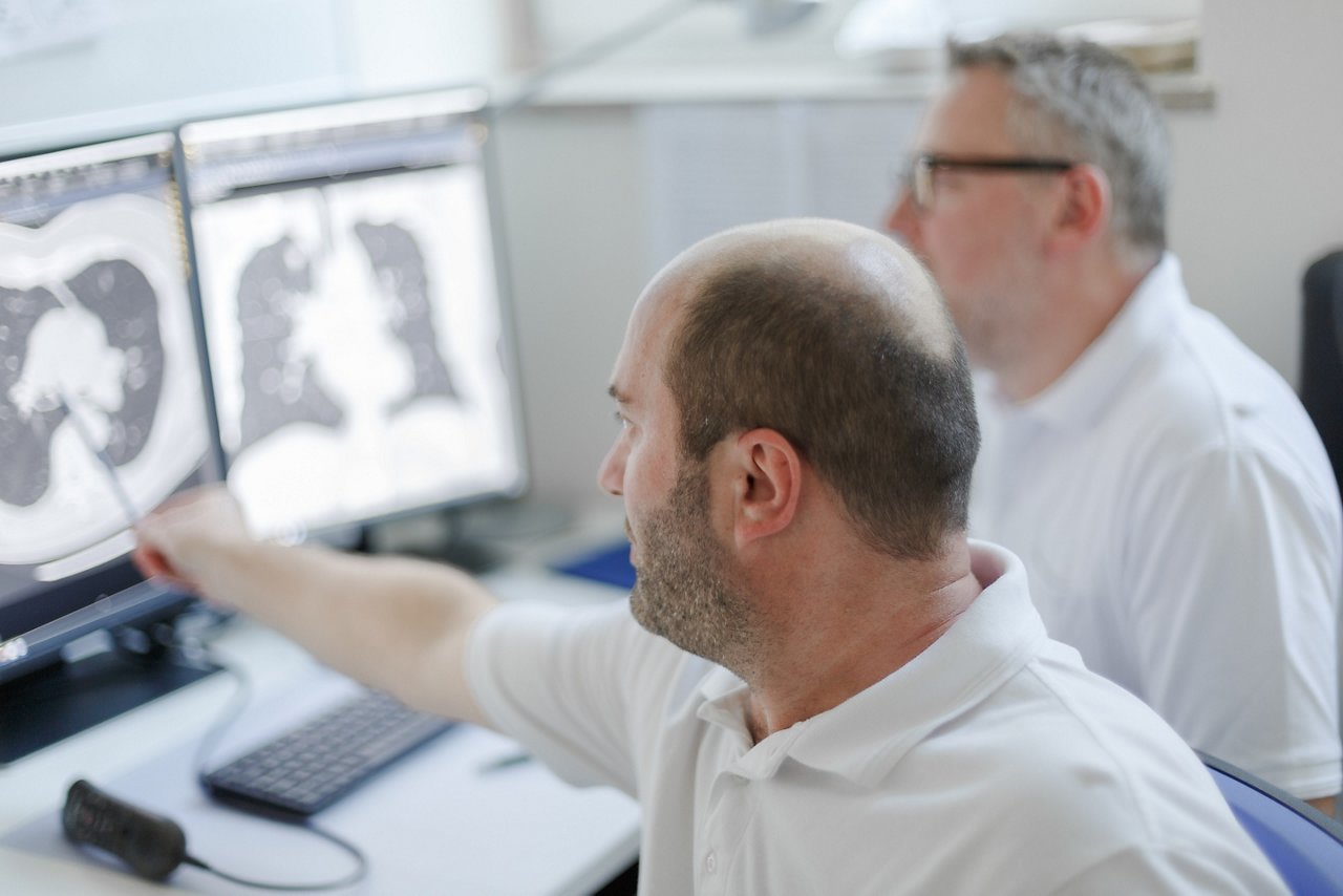 Ärzte besprechen Röntgenbild am Computer