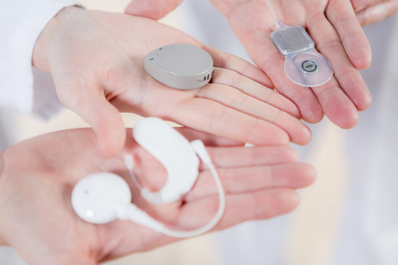 Cochlea Implantate werden auf Händen gezeigt