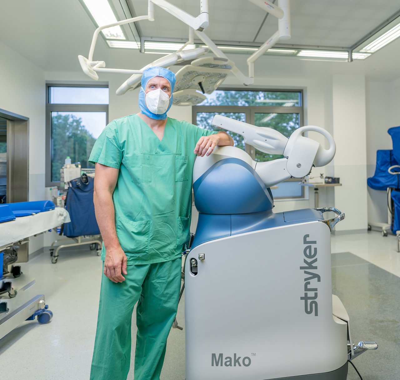 Chirurg im OP mit Roboter