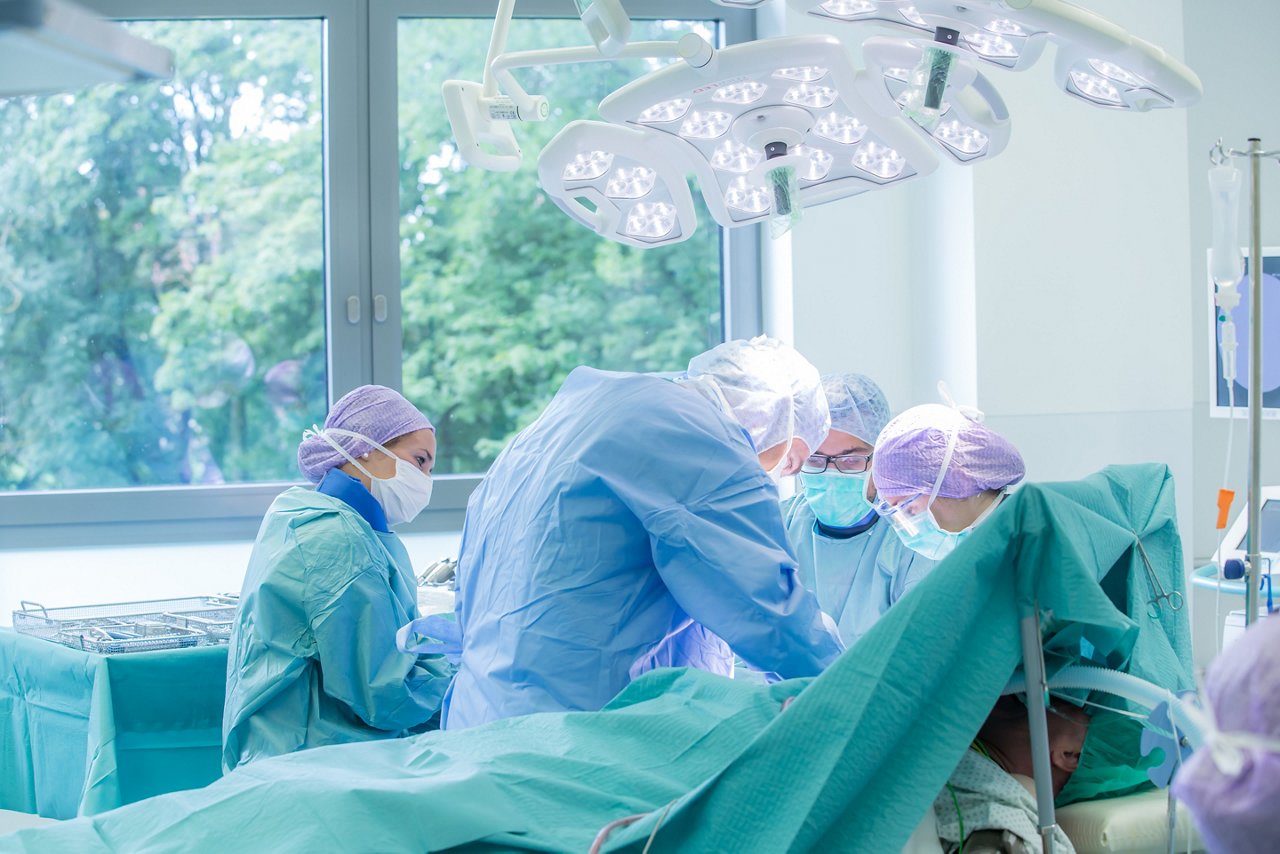 Ärzte operieren Patienten der Unfallchirurgie