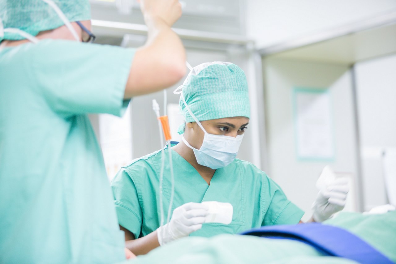 Anästhesisten-Team bereiten Narkose in OP vor