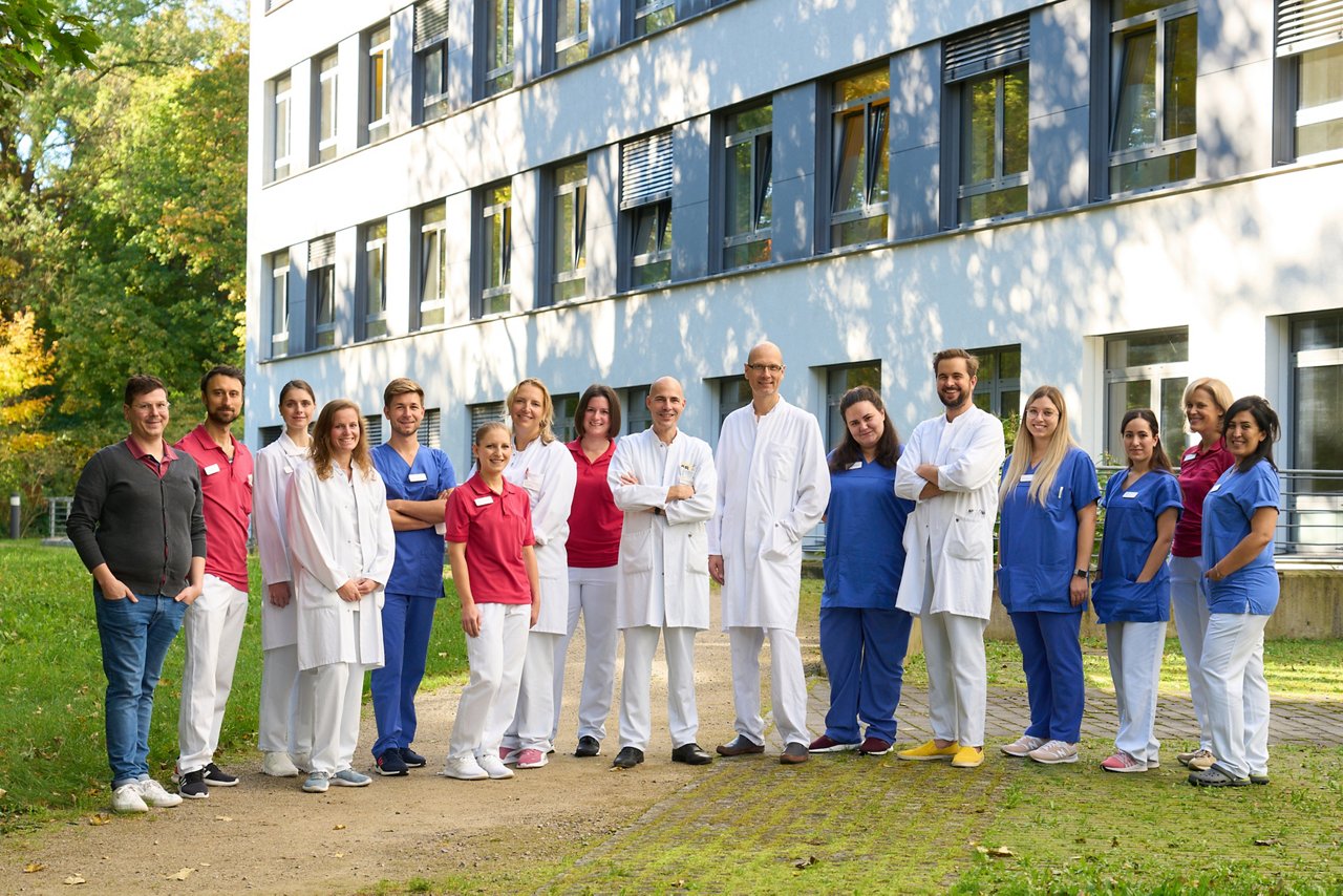 Team der Stroke Unit vor dem Klinikgebäude