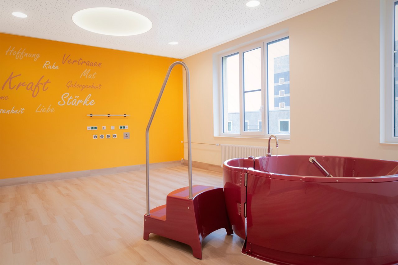 Neuer Kreißsaal am Klinikum Niederberg mit Geburtswanne
