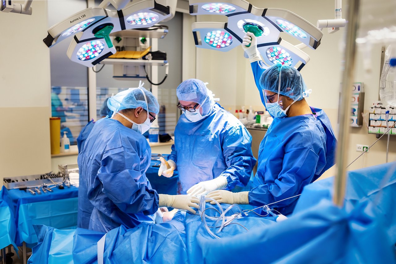 Team mit Chefarzt bei OP Unfallchirurgie Orthopädie