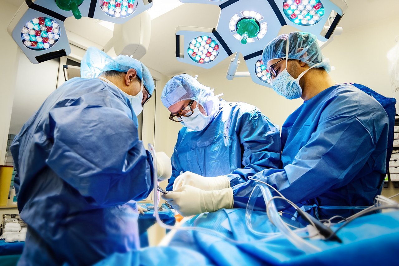 Team mit Chefarzt bei OP Unfallchirurgie Orthopädie