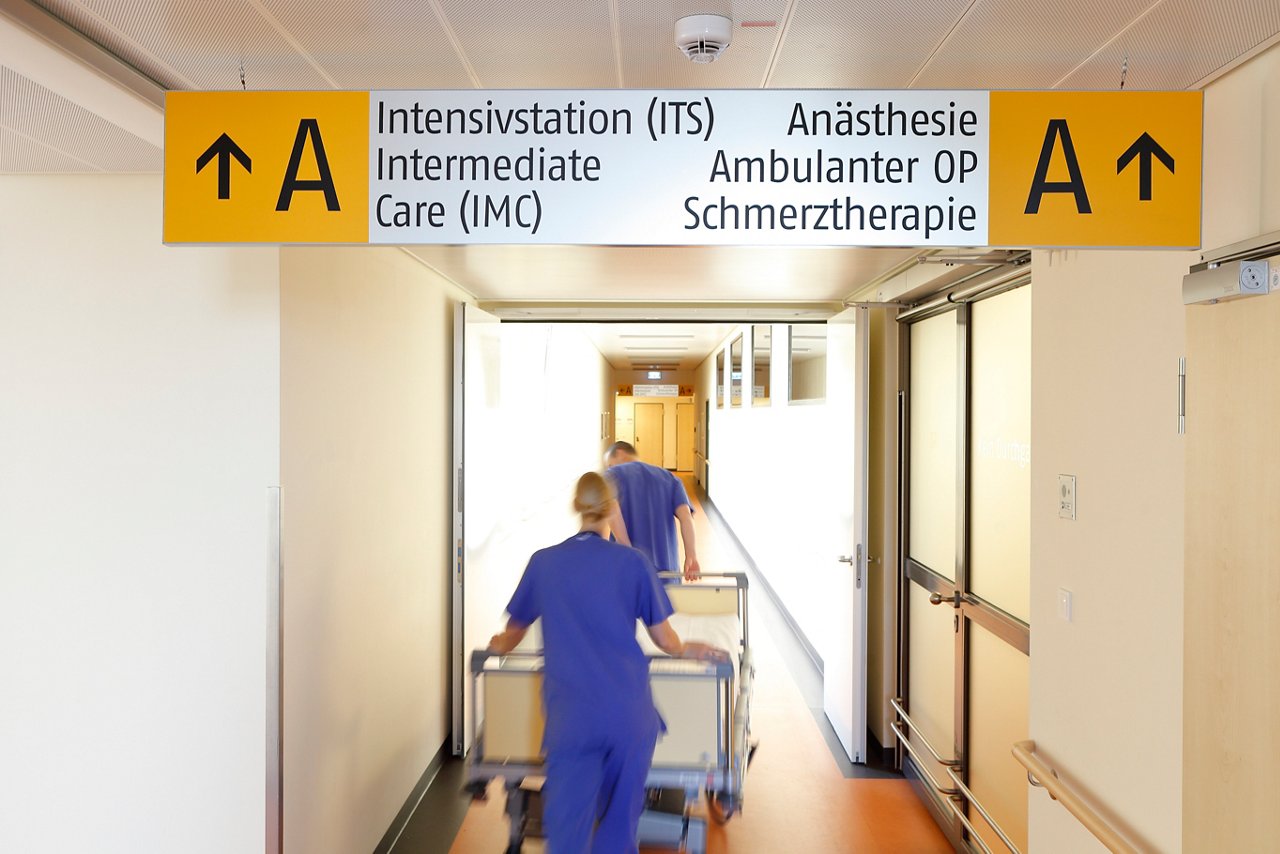 Patiententransport im Flur zur Intensivstation, Northeim