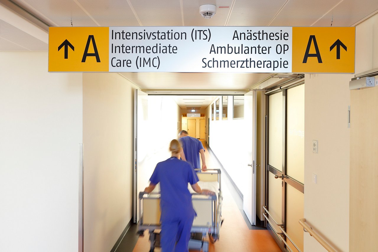 Patiententransport im Flur zur Intensivstation, Northeim