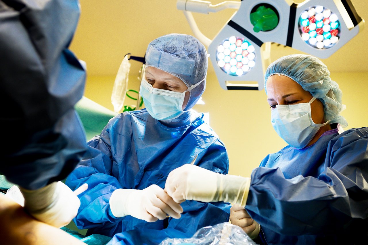 Team mit Chefärztin bei OP Gefässchirurgie