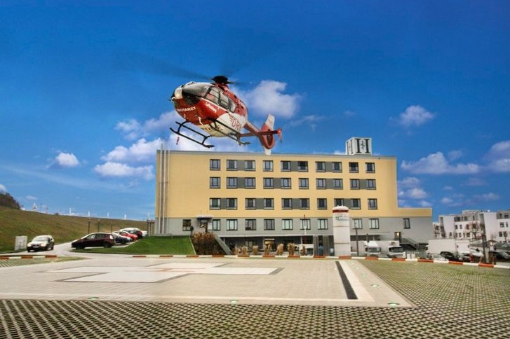 Hubschrauber Landung vor Klinik, Northeim
