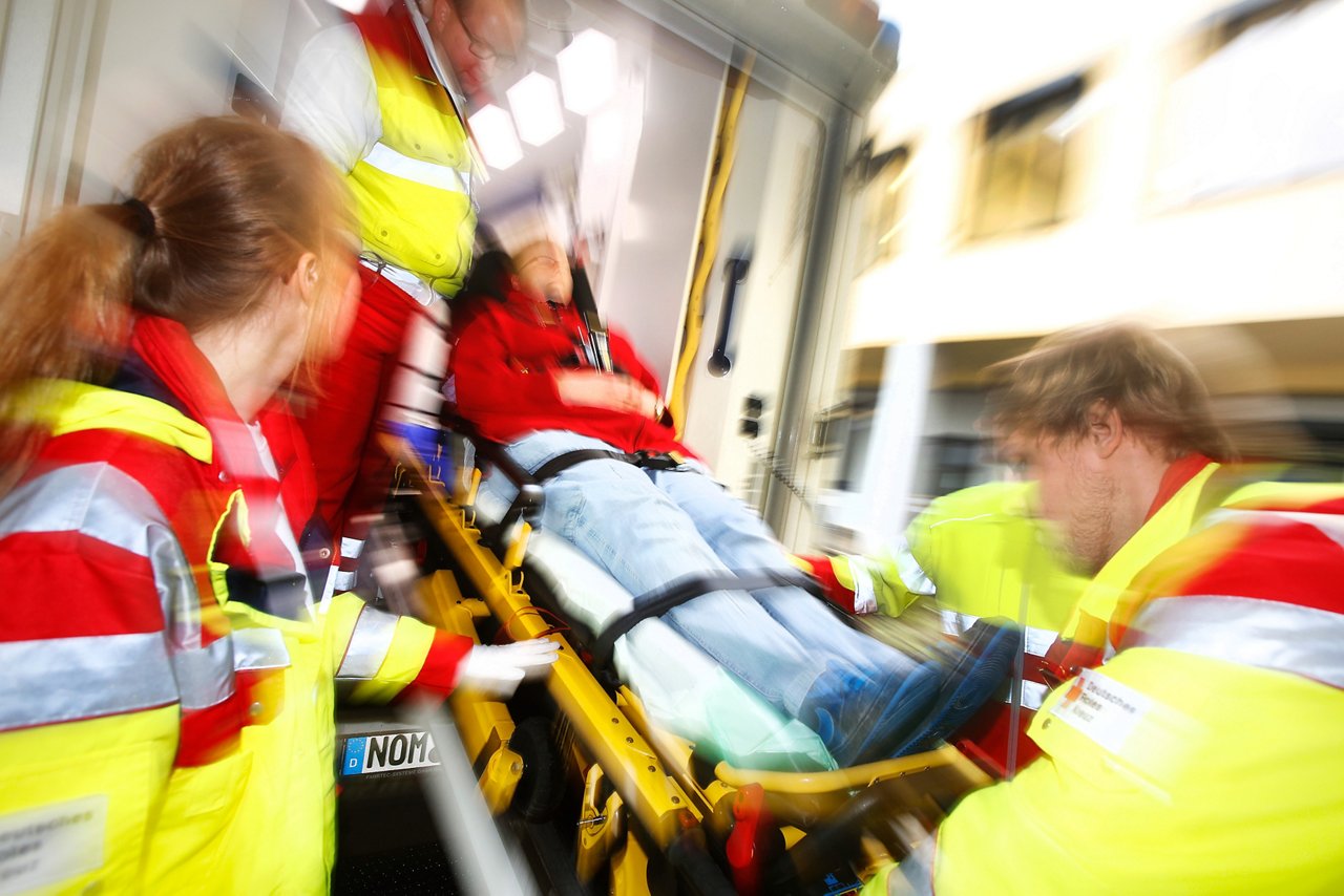 Rettungsdienst bringt Patienten in Notaufnahme