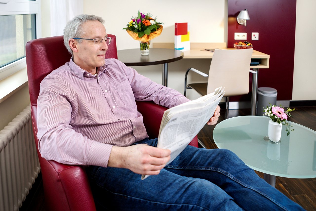 Patient mit Zeitung, Privatklinik Northeim
