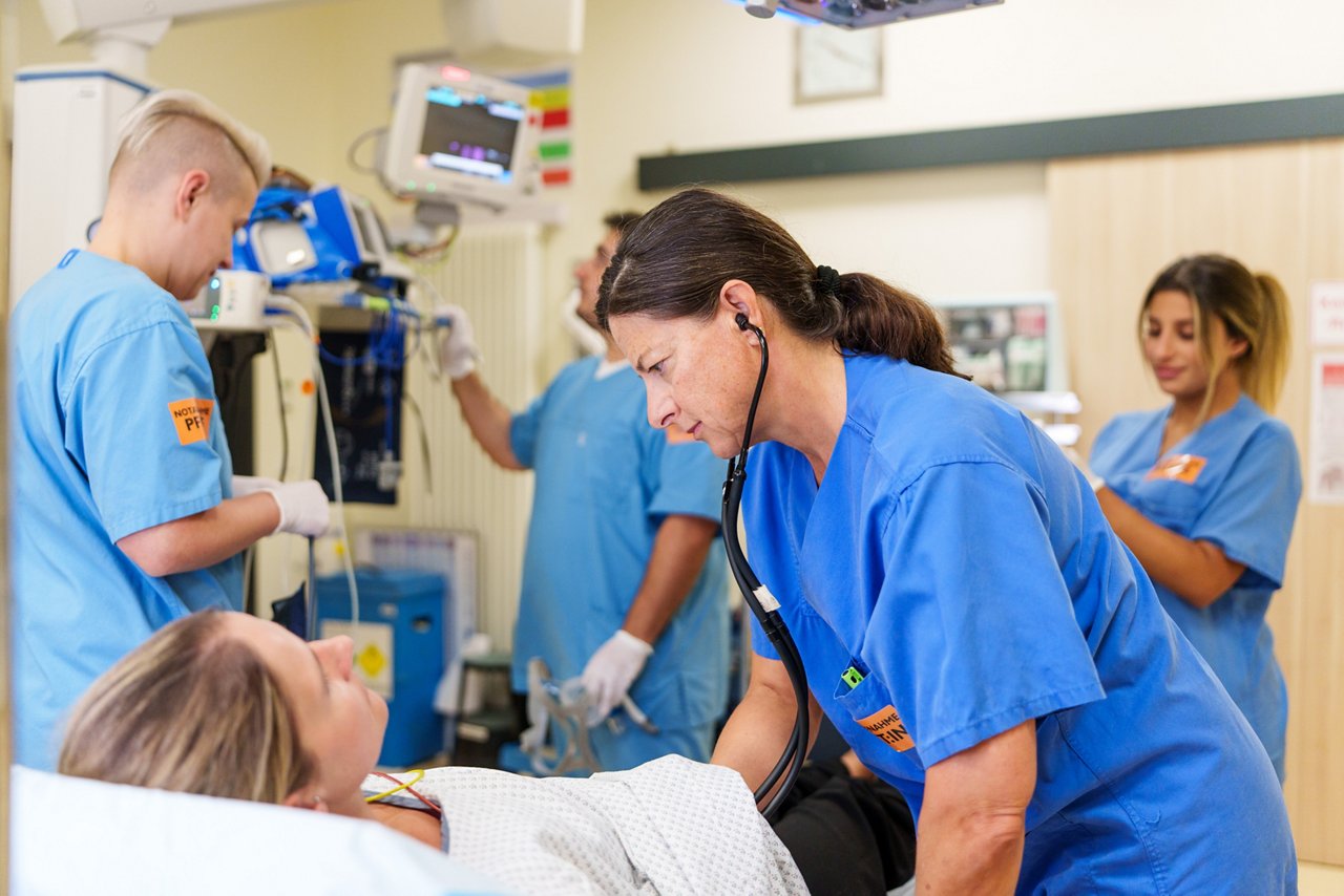 Behandlung einer Patientin im Schockraum 