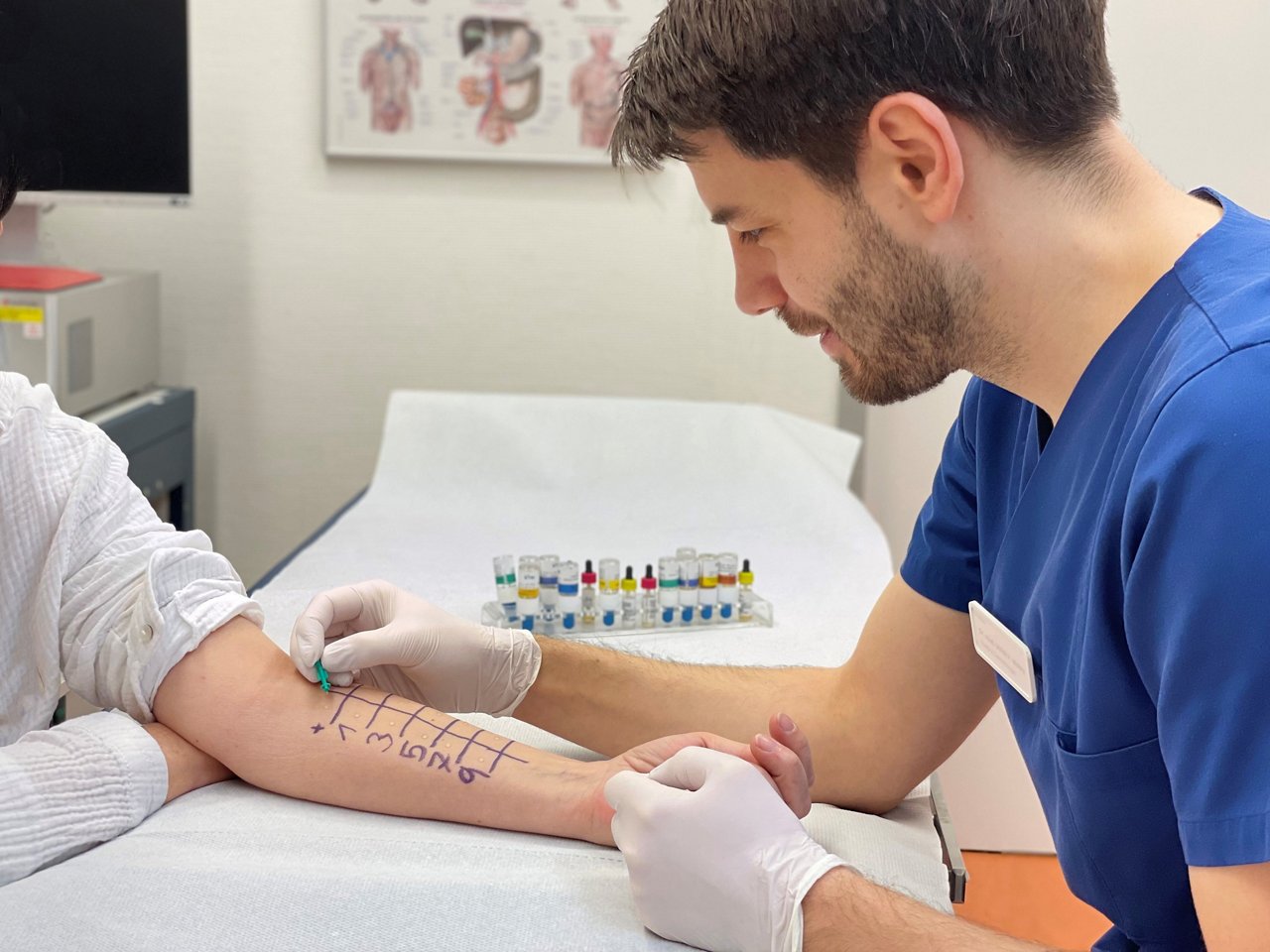 Arzt testet Patientenarm auf Allergien