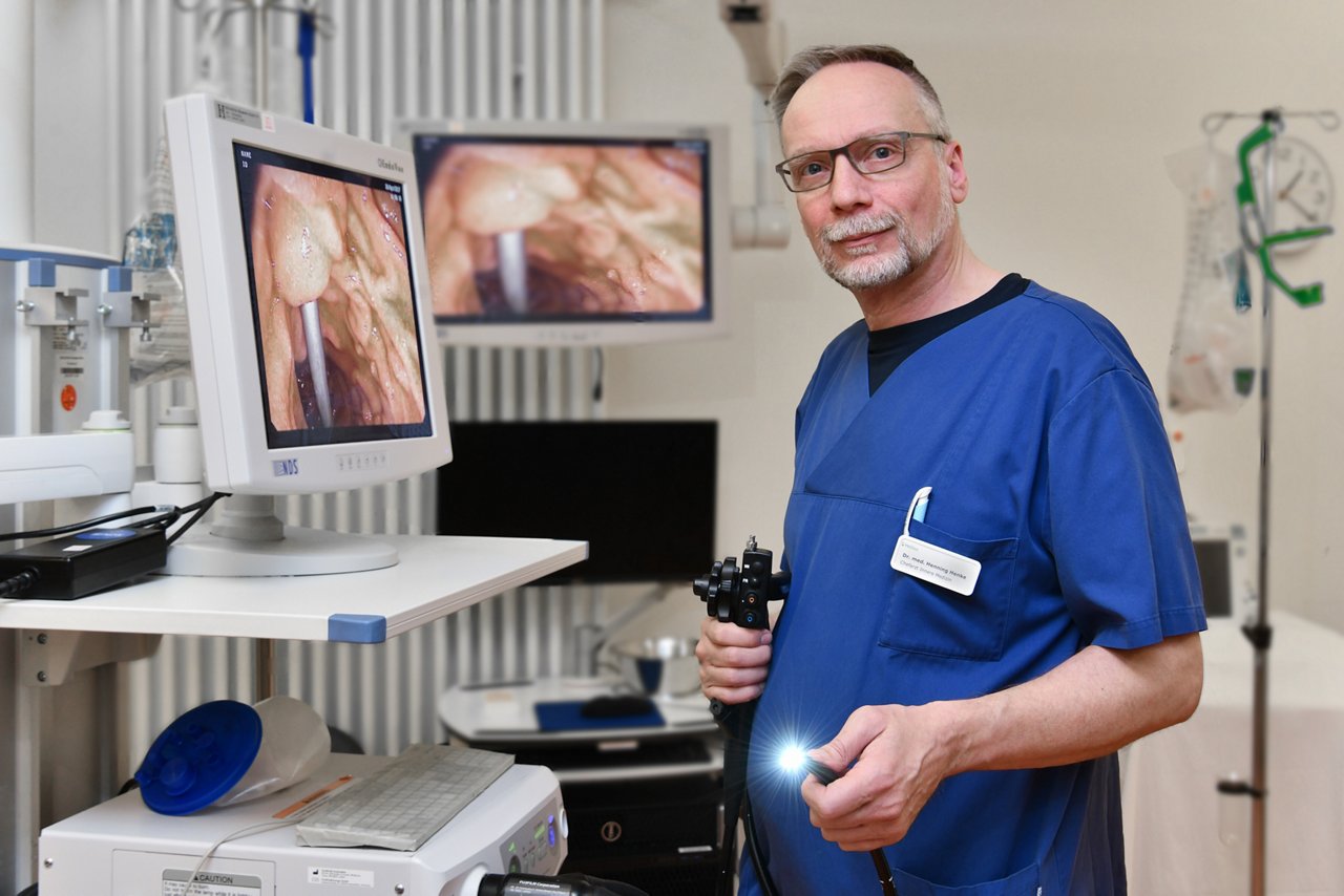 Dr. Henke am Endoskopie-Turm