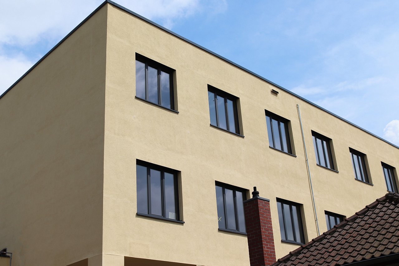 Erweiterungsbau - gestrichene Fassade und Fenster