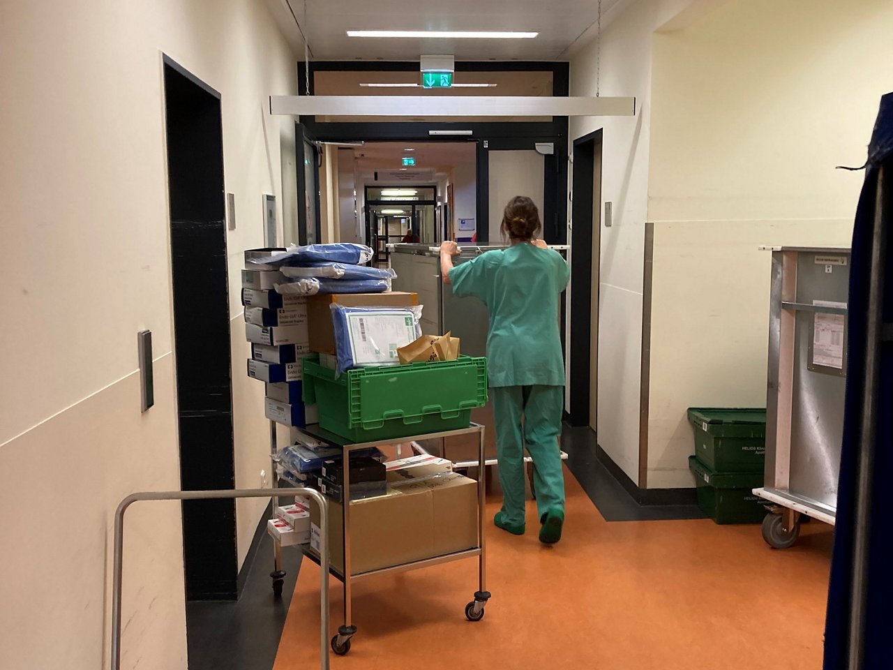 Personal beim Umzug für Interimsmaßnahmen in Klinik