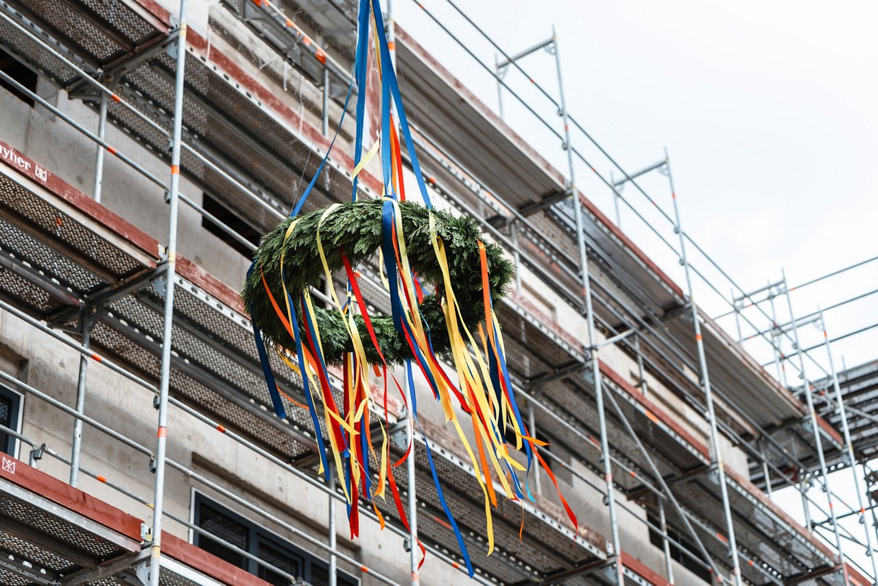 Richtkranz hängt am Erweiterungsbau in Oberhausen. 