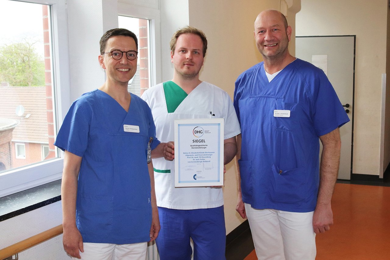 Ärzte und Pflegekraft mit Herniensiegel
